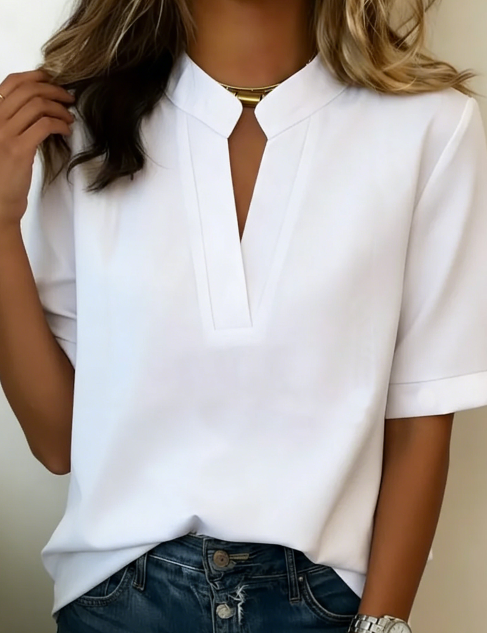 Margaux | Blusa Elegante com Decote em V e Detalhe Dourado