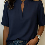 Margaux | Blusa Elegante com Decote em V e Detalhe Dourado