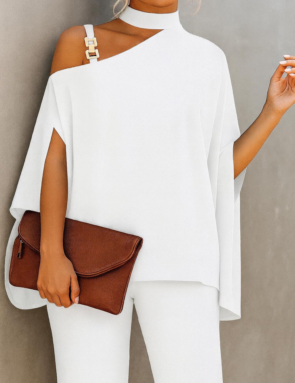 Blusa Bee Elegante, fabricada em Itália, com alça decorativa dourada