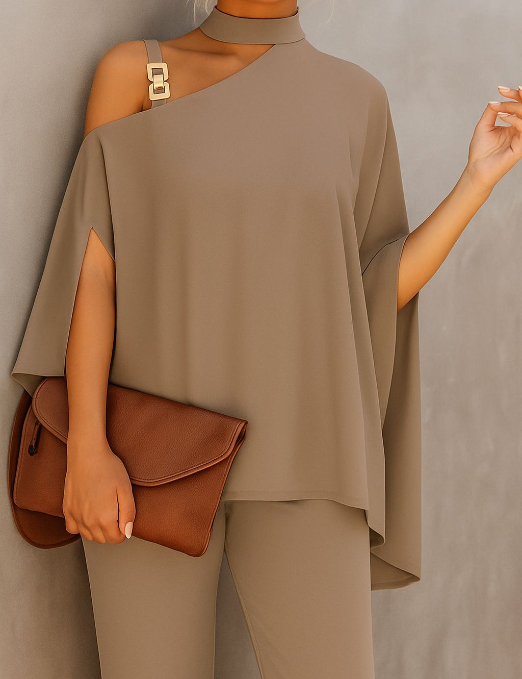 Blusa Bee Elegante, fabricada em Itália, com alça decorativa dourada