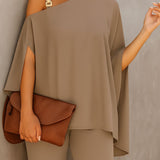 Blusa Bee Elegante, fabricada em Itália, com alça decorativa dourada