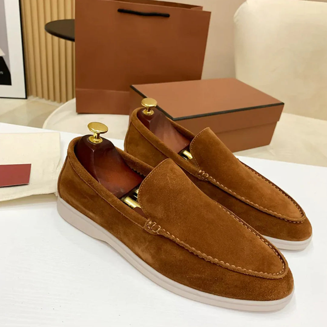 Mocassins clássicos em camurça