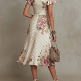 Roupão midi de cetim com padrão floral, elegante e de estilo retro